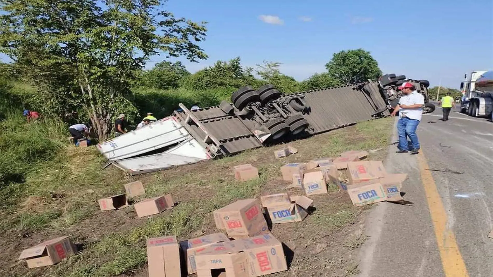 Vuelca camión cargado con producto de limpieza en Coatzacoalcos